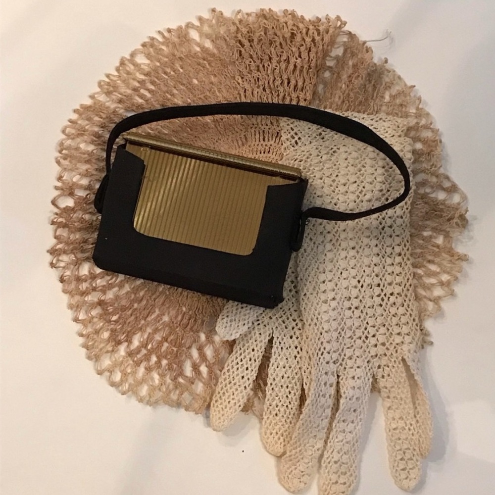 *Vintage 40’s- Volupte- Black and Gold Compact with outer sling